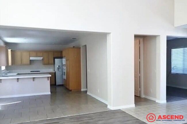 Foto del edificio - Charming 4-Bedroom, 2.5-Bath Home in 93311 – Gardener Included!