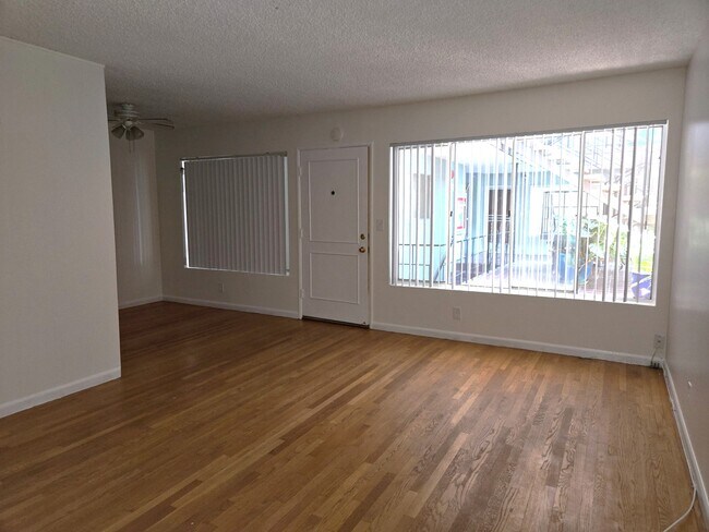 Foto del edificio - 1329 E 1st St
