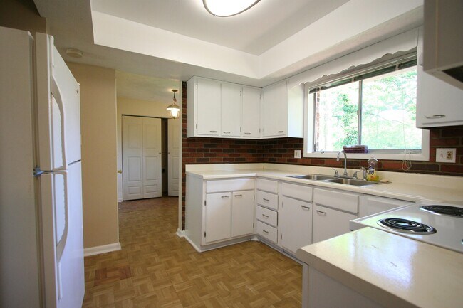 Building Photo - 2363 Verna Dr