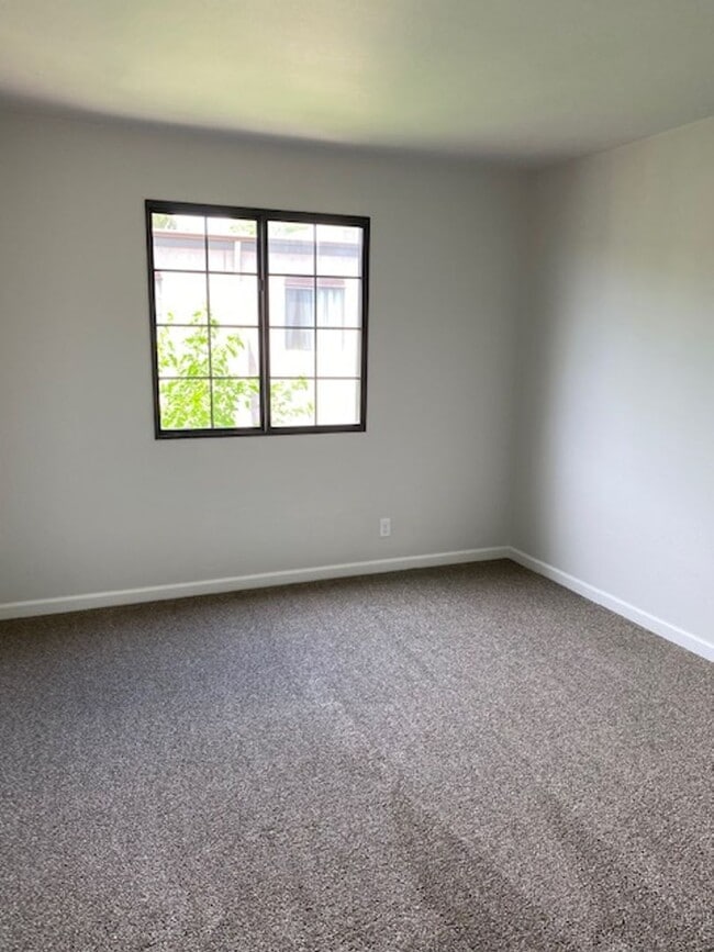 Building Photo - ALL PROSPECTIVE TENANTS MUST SUBMIT A $58 ...