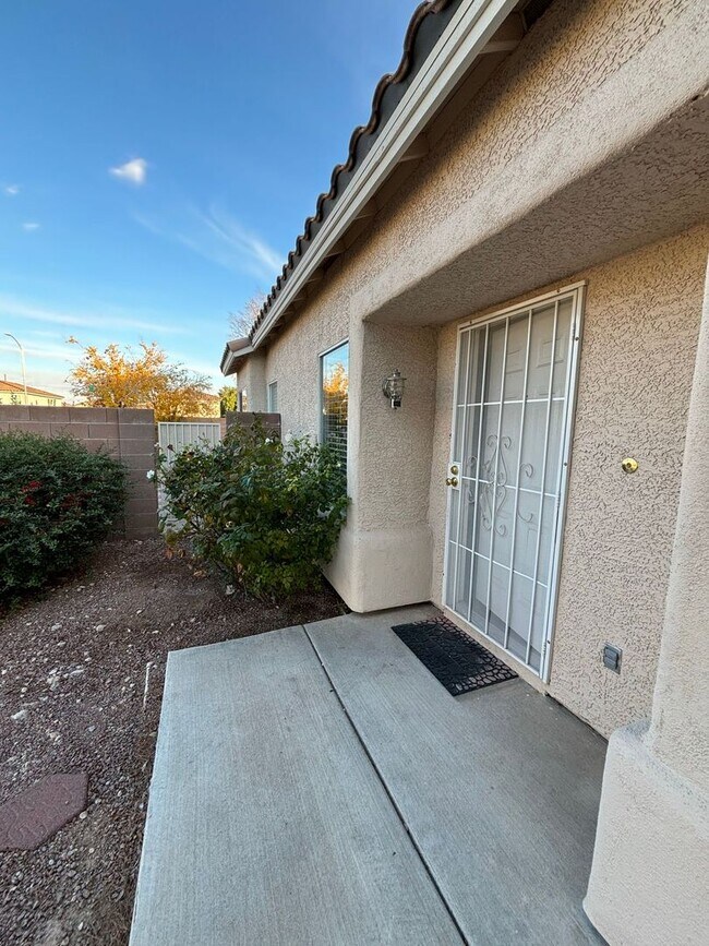 Building Photo - *VERY CUTE CORNER LOT, SINGLE STORY HOME!!*
