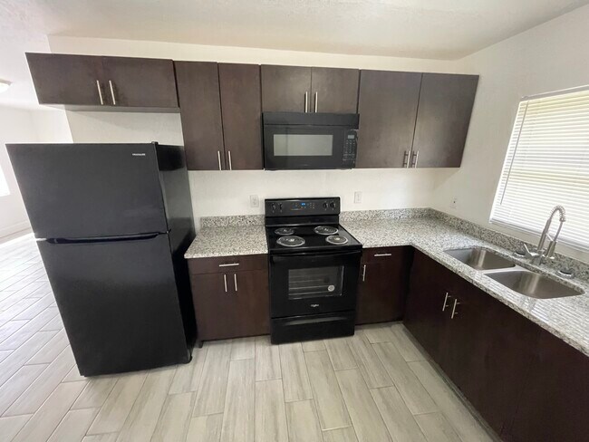 Foto del edificio - 7722 Downing Cir