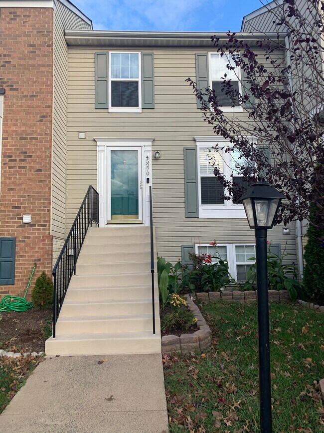 Building Photo - 45270 Gable Sq