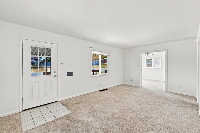 Foto del edificio - $2,740.95 with $300 Off The First Month's Rent, 4 Beds - 2 Bath, Single Family Home in Denver wit...