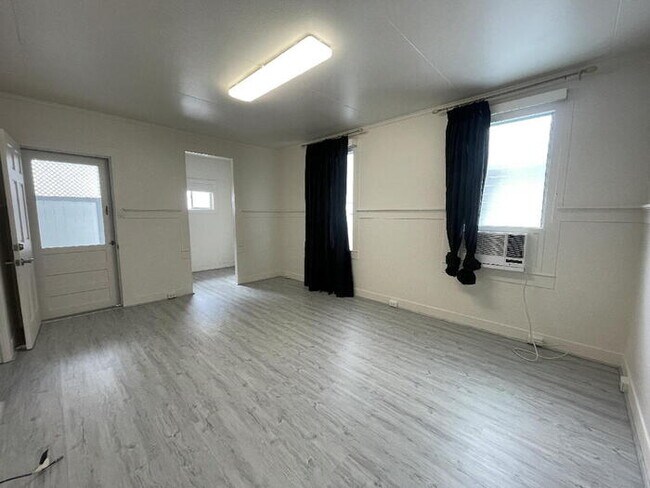 Foto del edificio - MCCULLY cottage (back) 2/1/2+den, W/D, A/C