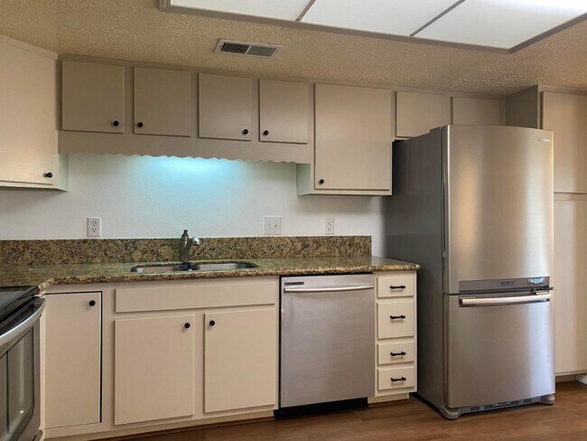 Foto del edificio - 807 Country Club Dr SE