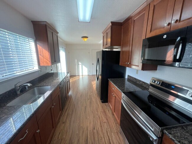 Foto del edificio - Large three-bedroom condo with huge Living...