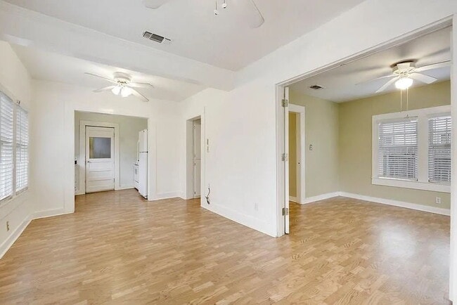 Building Photo - "Charming 2-Bed Oasis in the Heart of Austin's Vibrant 78704!"