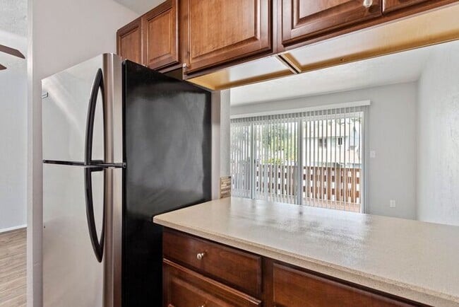 Building Photo - MOVE IN SPECIAL 1ST MONTH RENT FREE!! 2 be...