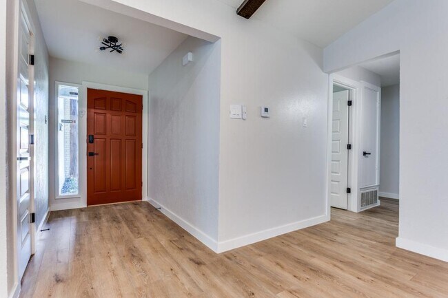 Foto del edificio - 4825 Cloverdale Ln