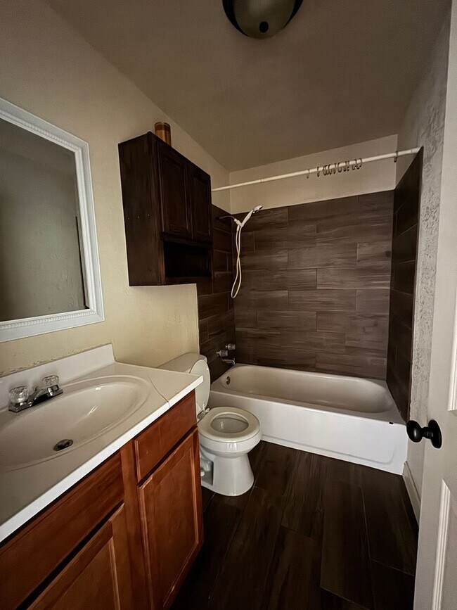 Foto del edificio - 2 BED / 1 Bath Apartment in Truman.  READY...