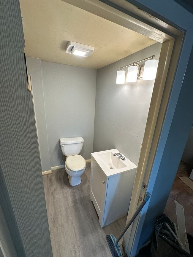 Building Photo - Newly Renovated 1 Bed, 1 Bath Unit in Farm...