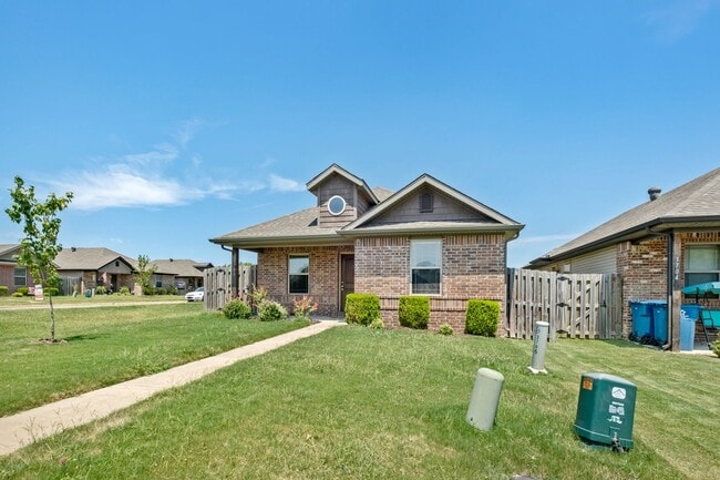 Building Photo - Quiet Cul-De-Sac Home in Bentonville!