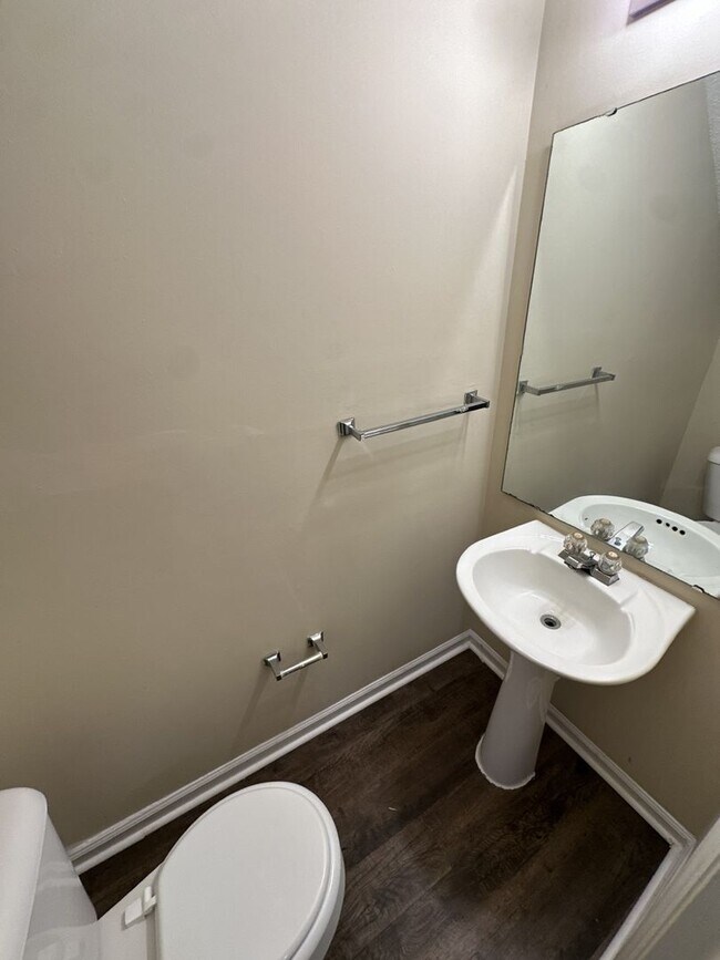 Building Photo - 2 Bedroom 1.5 Bathroom Townhome!