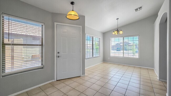 Foto del edificio - 13344 W Desert Ln