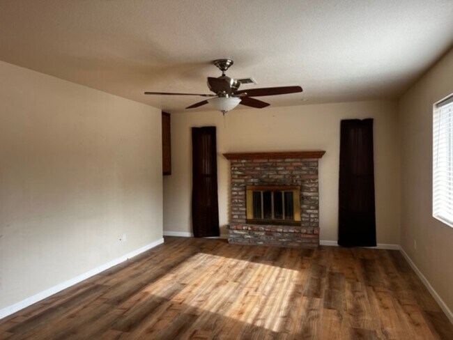 Foto del edificio - 1845 Cottonwood Ln