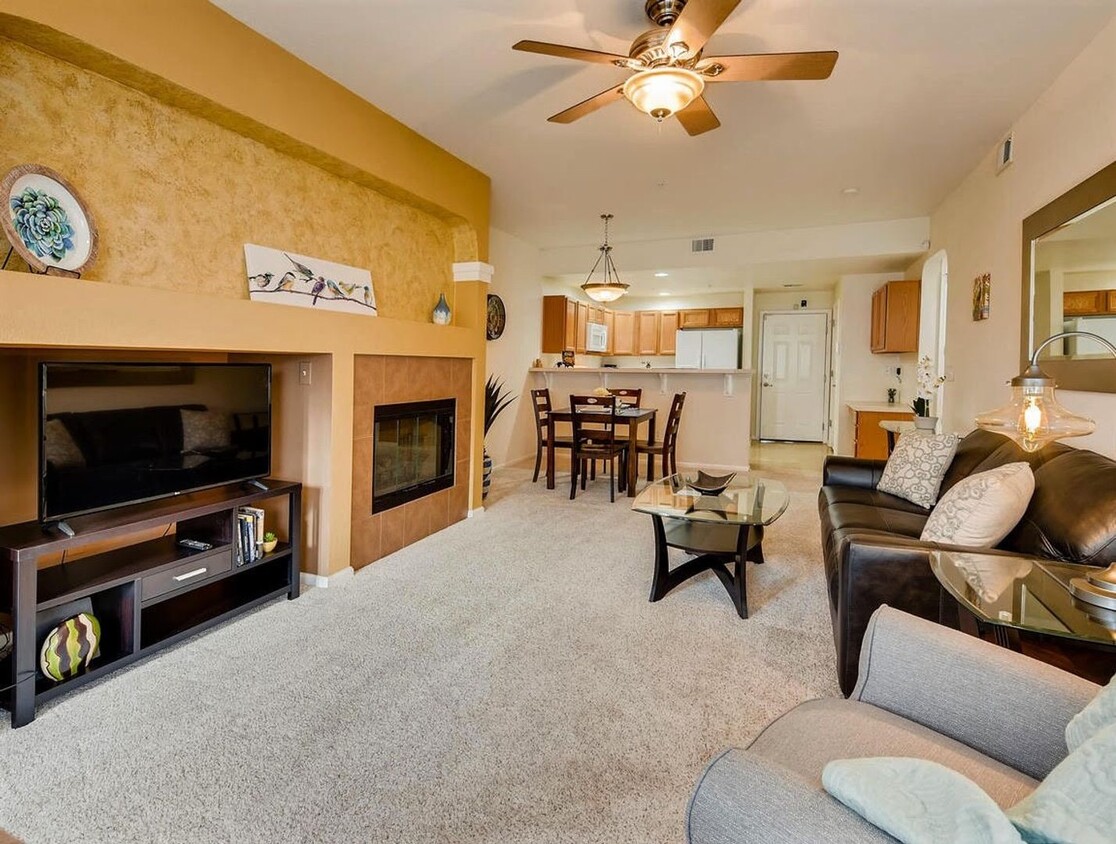 Foto principal - Large 2 Bedroom 2 Bath First Floor Condo w...