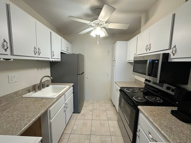 Foto del edificio - Comfortable 1-bedroom, 1-bath home located...