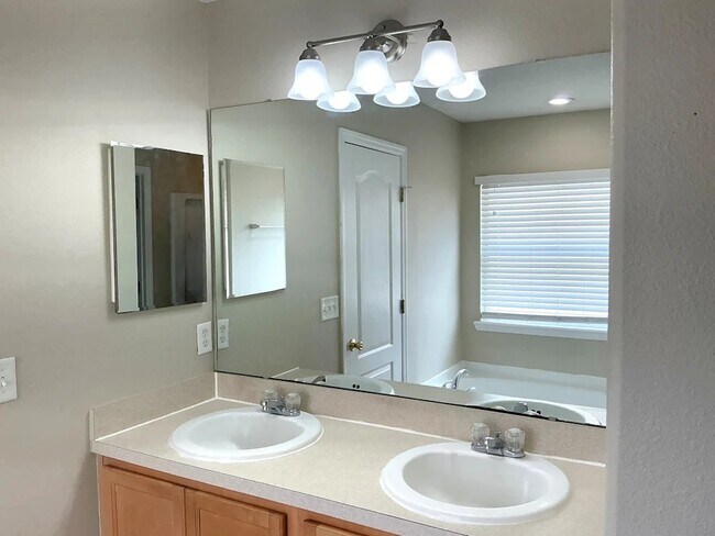 Foto del edificio - 11673 Brian Lakes Dr N