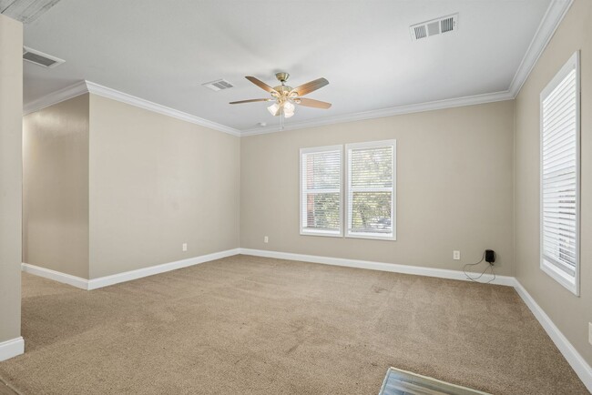 Building Photo - Charming Home Awaits: Spacious & Modern Li...