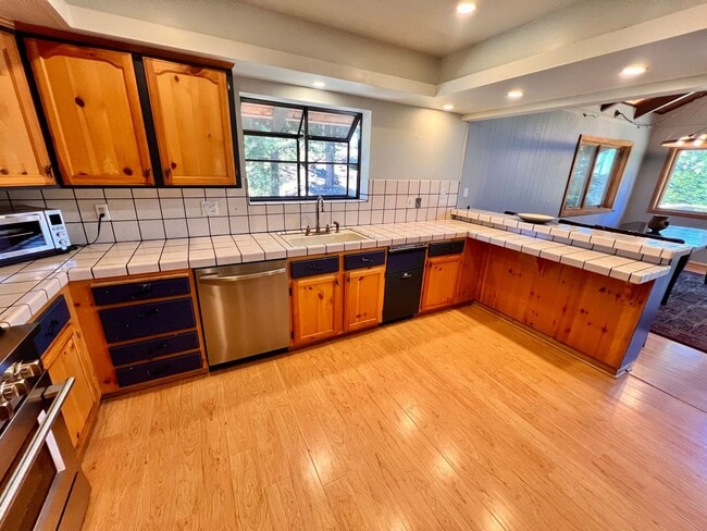 Building Photo - Fully Furnished Incline Home
