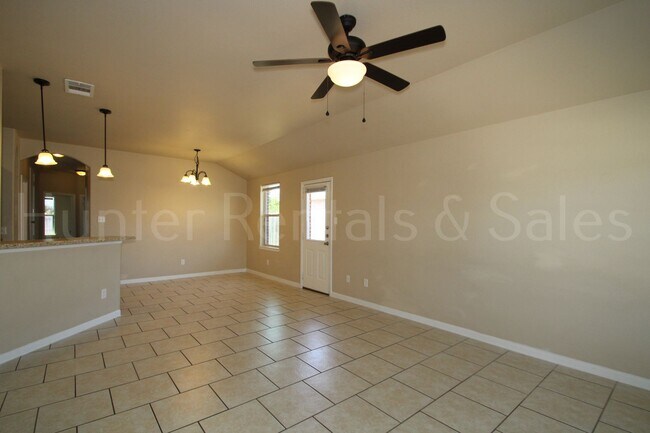 Building Photo - 4606-B Cambridge Dr