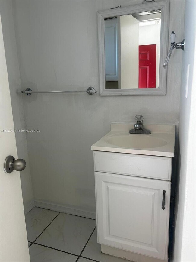 Foto del edificio - 1501 NE 191st St