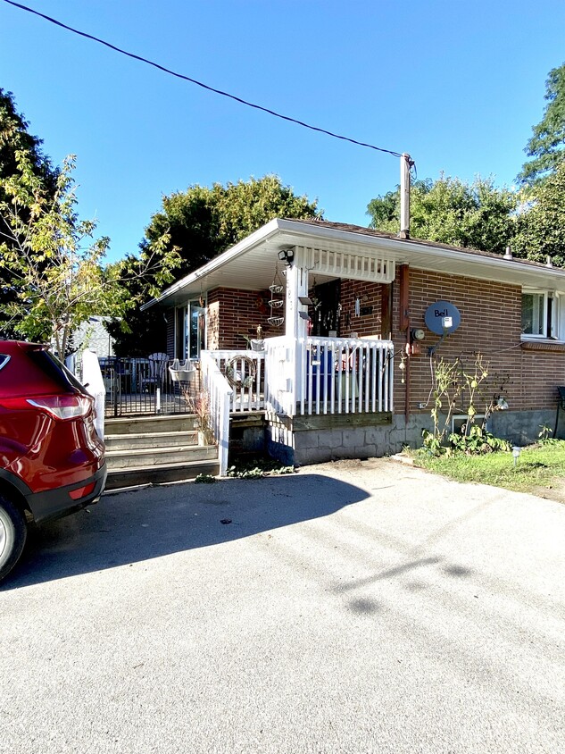 Building Photo - 583-583 Johnson St