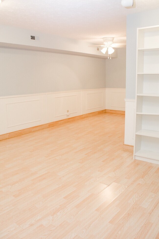 Building Photo - 2 bedroom 1.5 bath Townhouse with a baseme...