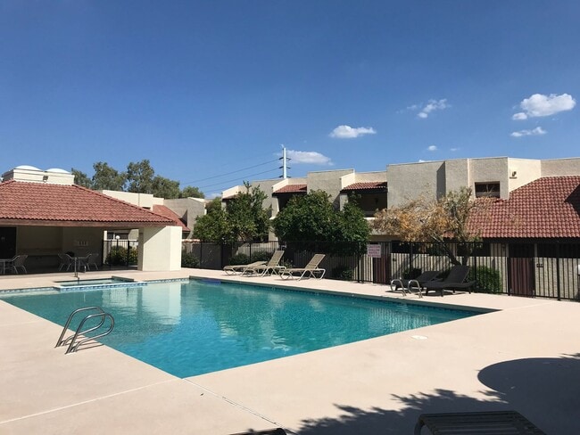 Building Photo - 2 bed + Bonus Room/Loft and 2 car garage