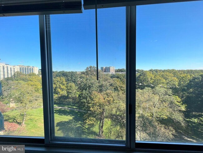 Foto del edificio - 10201 Grosvenor Pl