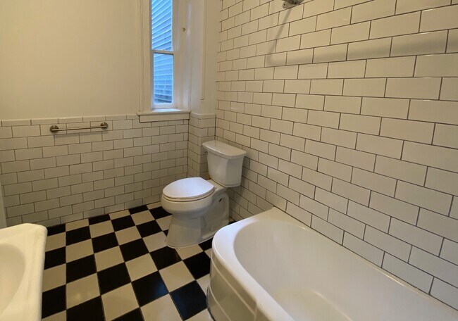 Baño renovado - No Apartments Available - 358 Warren St