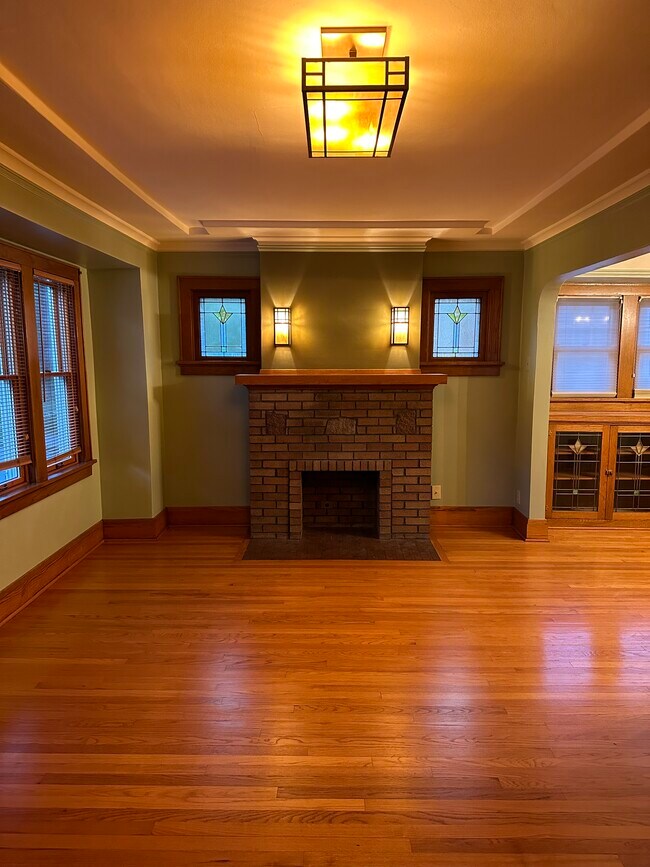 Living room - 1629 E Newton Ave
