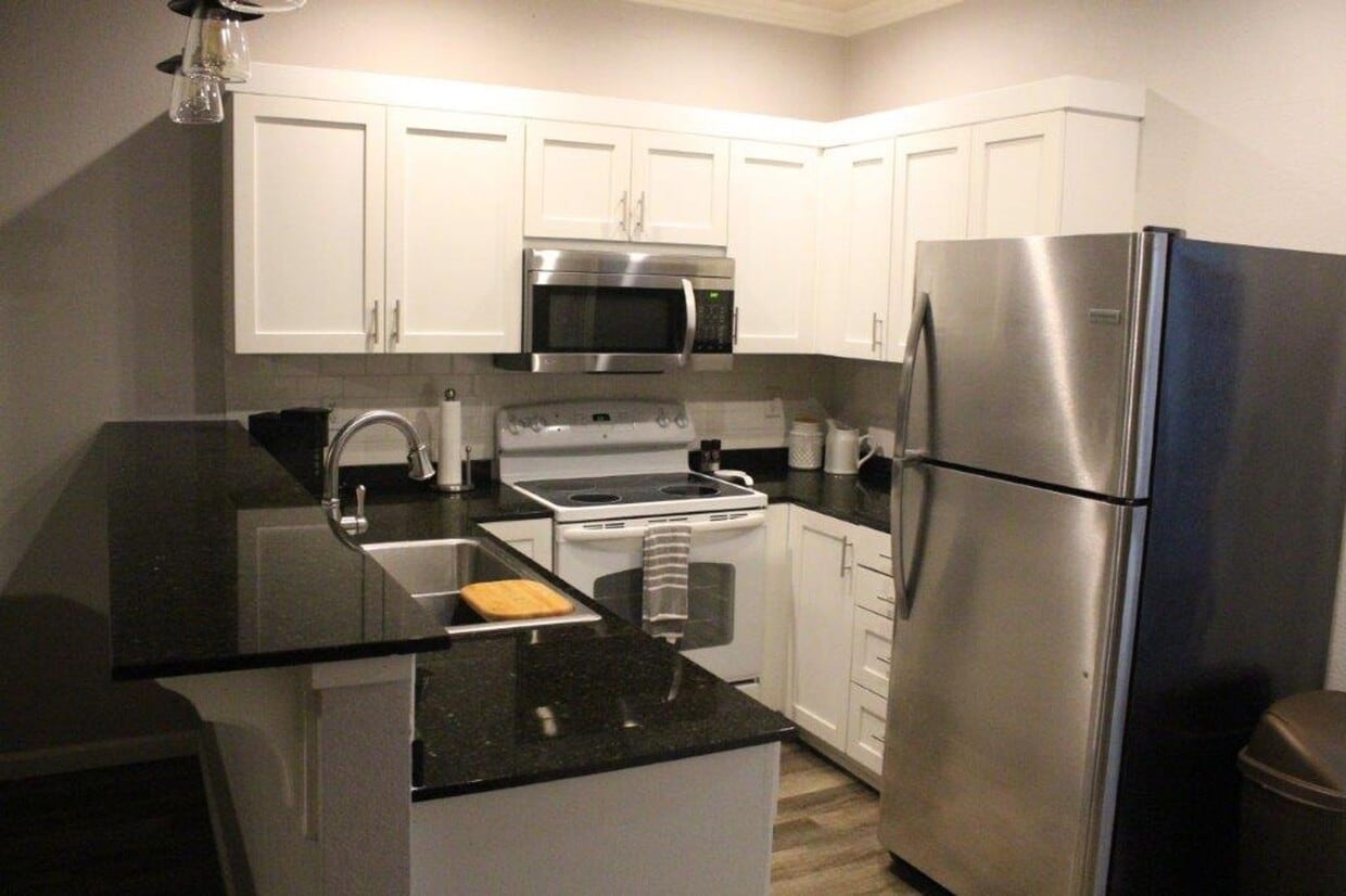 Foto principal - Spacious 2/2 Condo Minutes from Campus. Fu...