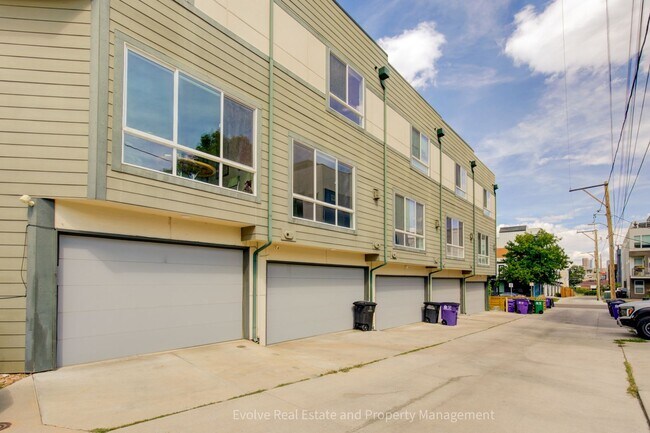 Foto del edificio - Evolve Real Estate: Gourgeous Townhome Nea...