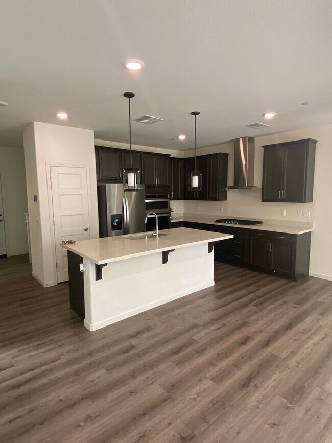 Foto del edificio - Almost new! Gated 4 Bdrm, 2.5 Bath Solar Home