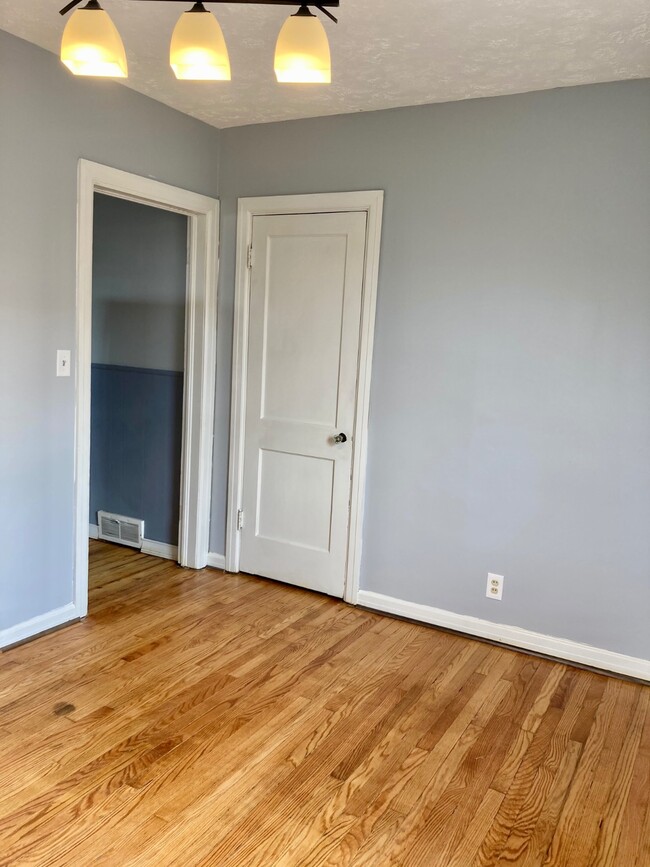 Building Photo - 829 Main St