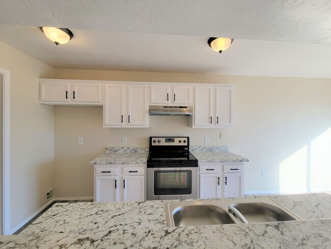 Foto del edificio - COMING SOON  3 BEDROOM 2 BATH 2 STORY HOME 4 PLEX END  UNIT A