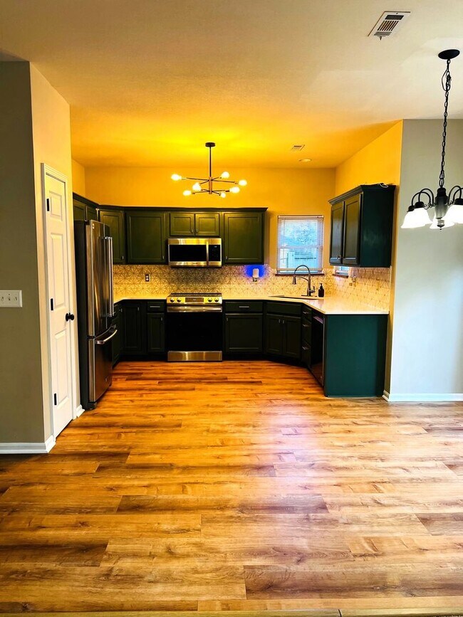 Building Photo - Charming 3-Bedroom Home with Modern Amenit...