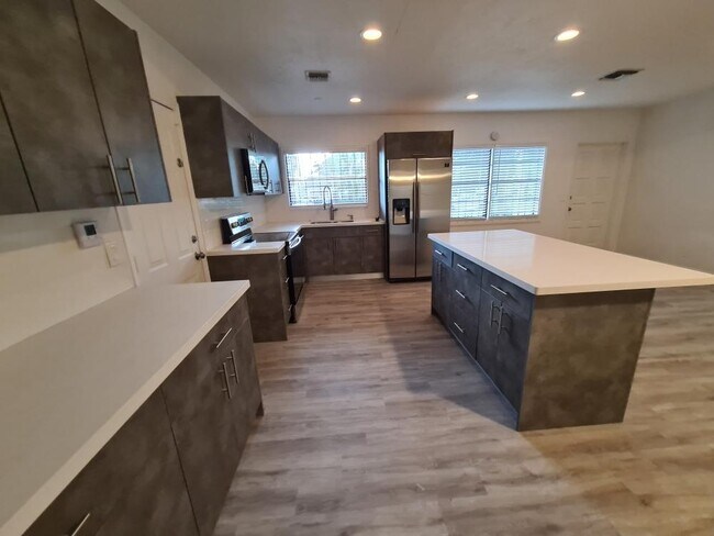 Building Photo - 940 Paseo Morella