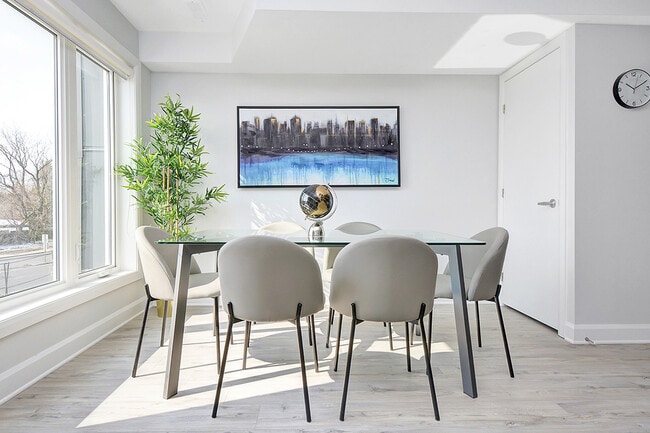 Photo du bâtiment - Fully furnished private rooms! All-Males a...