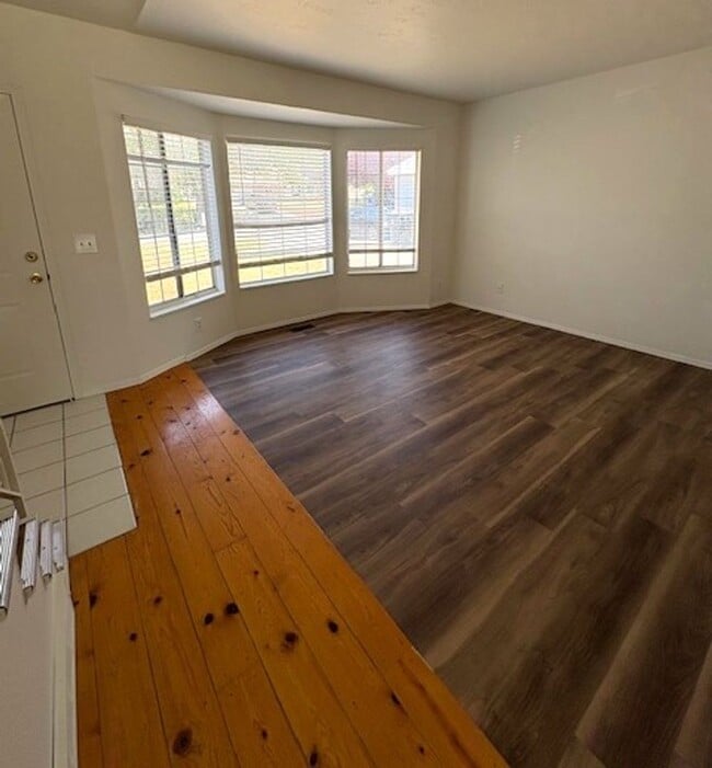 Building Photo - 3 Bedroom / 2 Bath Home in Kearns!