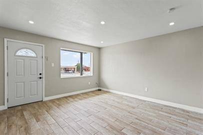 Building Photo - 3 bedrooms 1 bathroom with all tile flooring