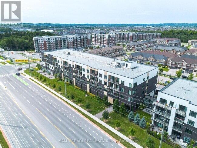 Photo du bâtiment - 555-555 William Graham Dr