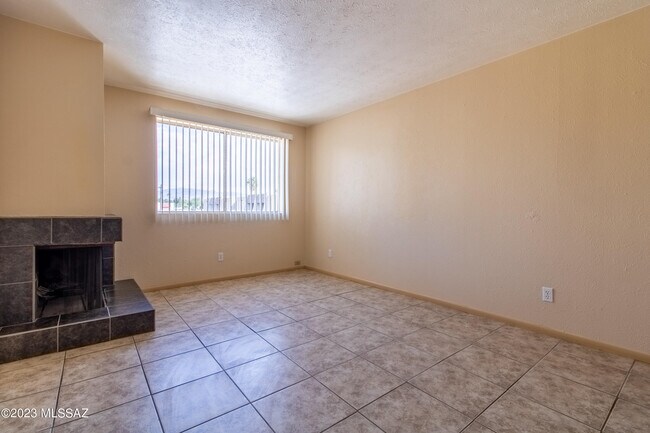 Foto del edificio - 1620 N Wilmot Rd