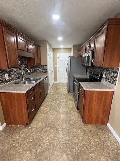 Building Photo - "Charming 3-Bedroom Home with 2 Full Baths on Grant Avenue!"