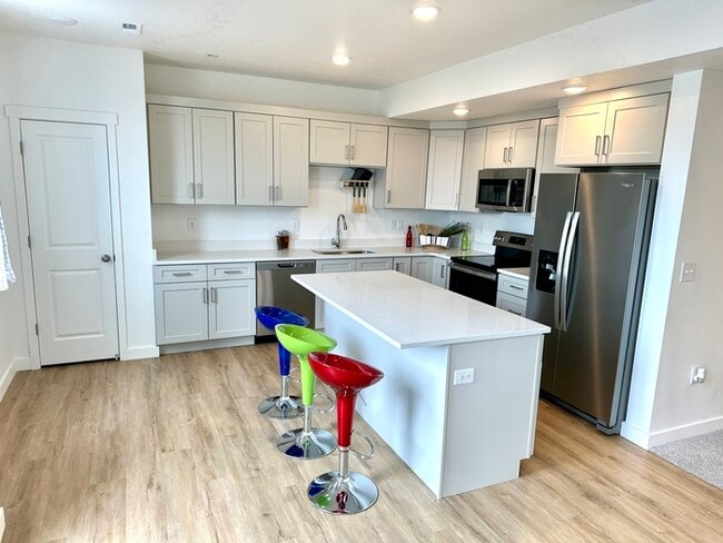 Building Photo - Modern 3-Bedroom Condo in Adventurous Daybreak!