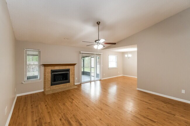 Foto del edificio - 8136 Honeysuckle Ln