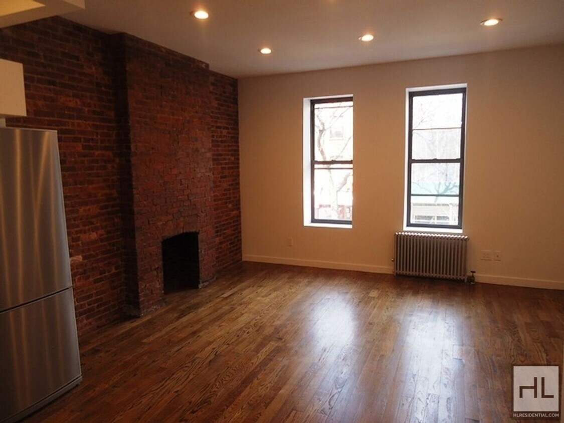 Building Photo - Myrtle Avenue / Spacious  3-Bed, 2-Bath / ...