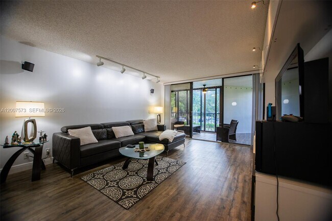 Foto del edificio - 16100 Golf Club Rd